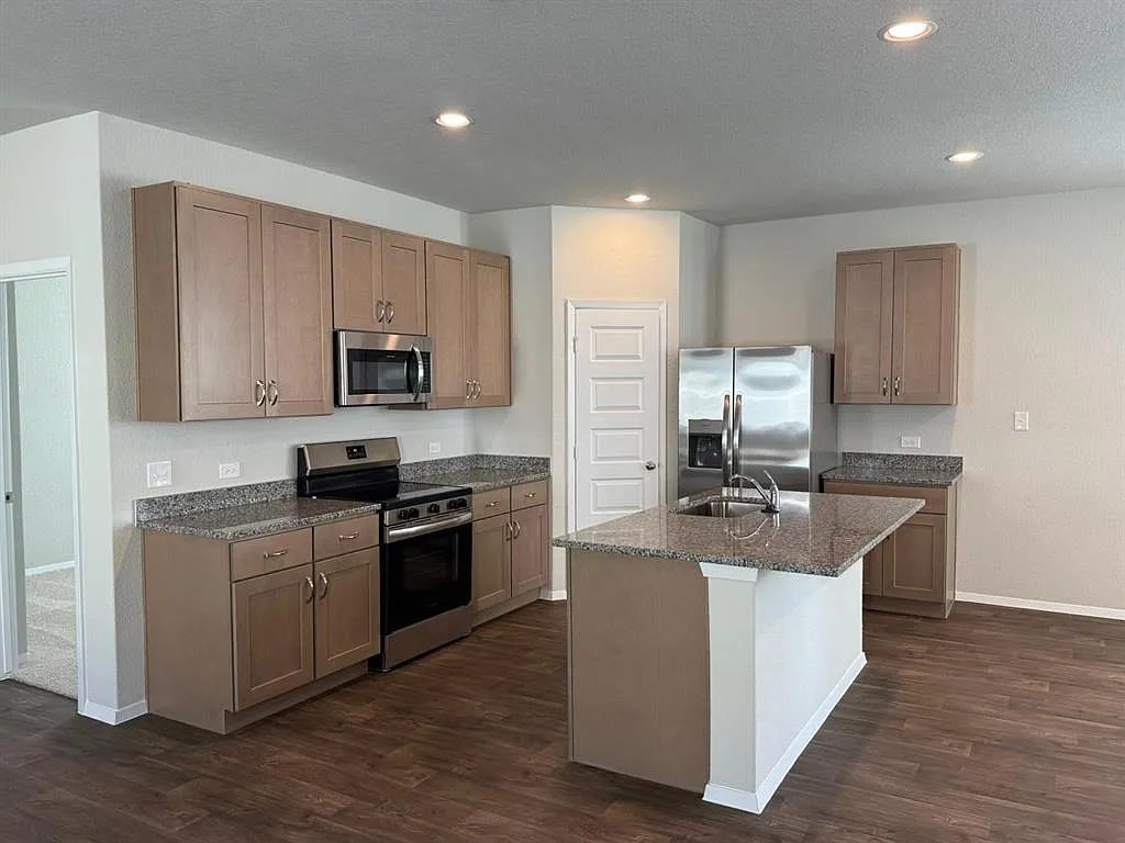 5 bed, 3.5 bath, 2897 sqft, $2,799 — Photo 4