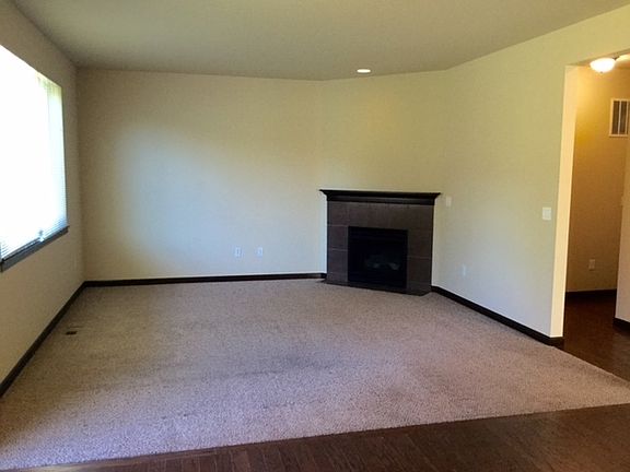 4th image of 1104 Orchard Ave W