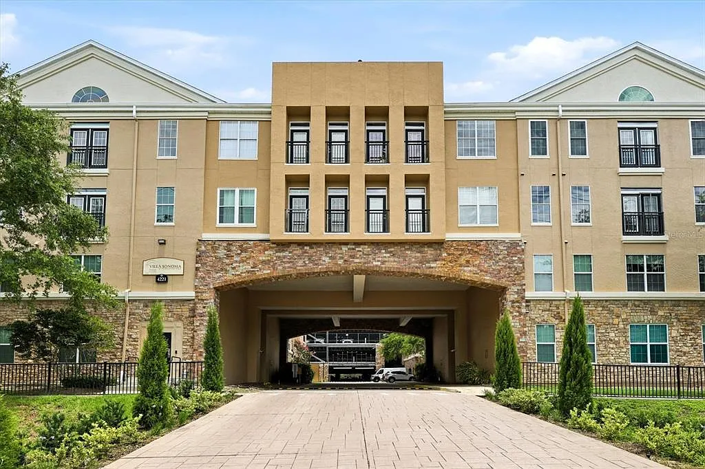 2 bed, 2.0 bath, 1080 sqft, $2,000 — Photo 2