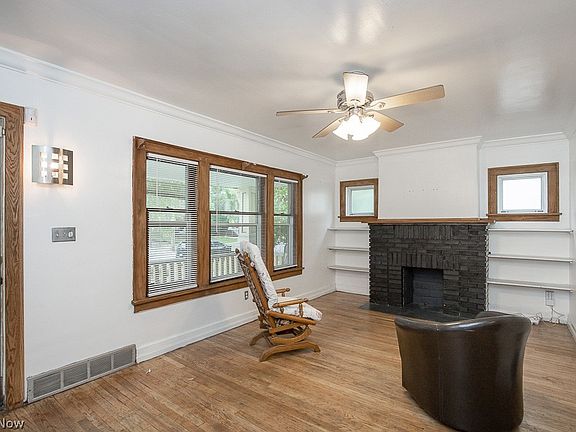 3rd image of 3810 Hyde Ave