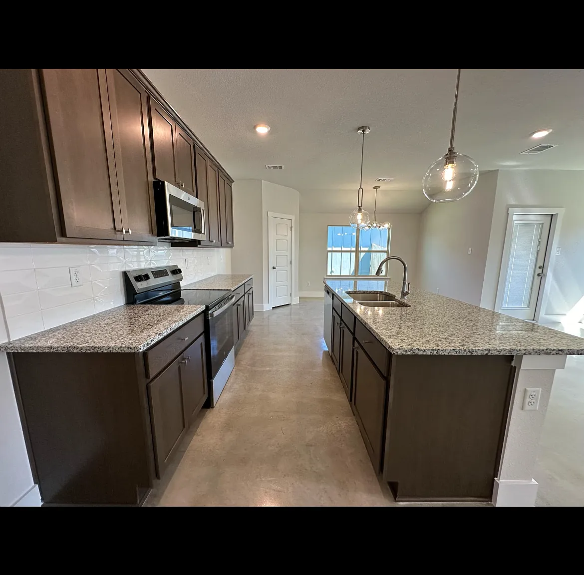 4 bed, 1657 sqft, $2,100 — Photo 3