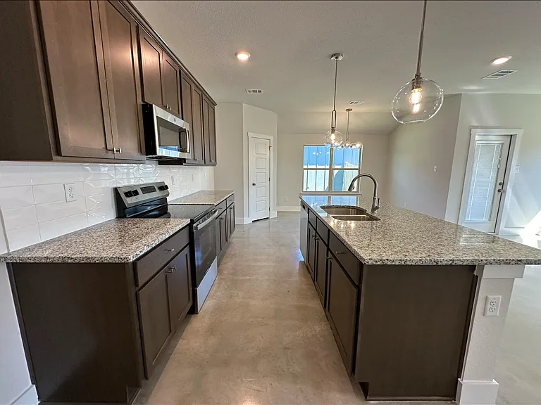 1038 Lexington Dr — Photo 3