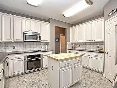 3rd image of 11720 Emerald Falls Dr
