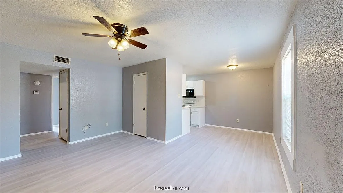 Building Photo - 1524 Pine Ridge Dr #B
