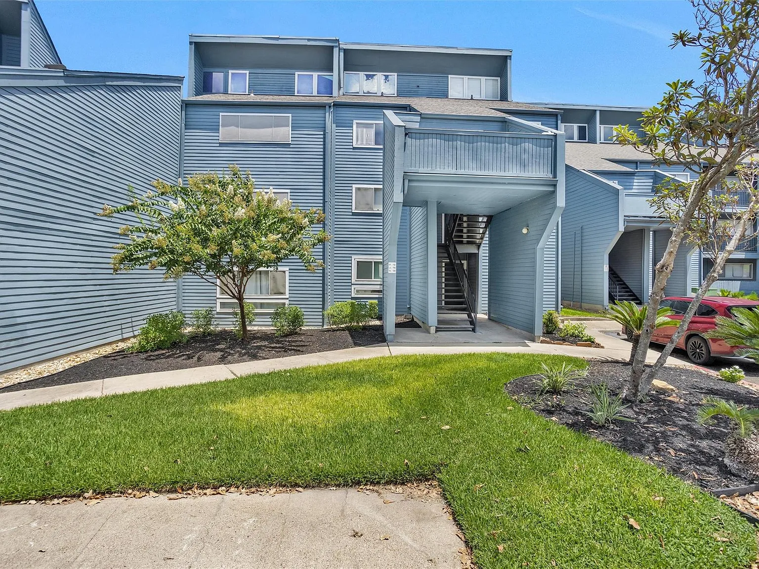 2 bed, 2.0 bath, 917 sqft, $1,350 — Photo 2