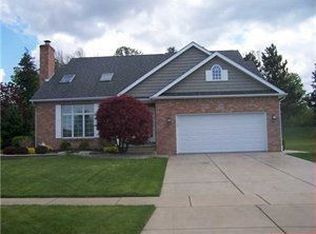 5581 Country Club Ln, Hamburg, NY 14075