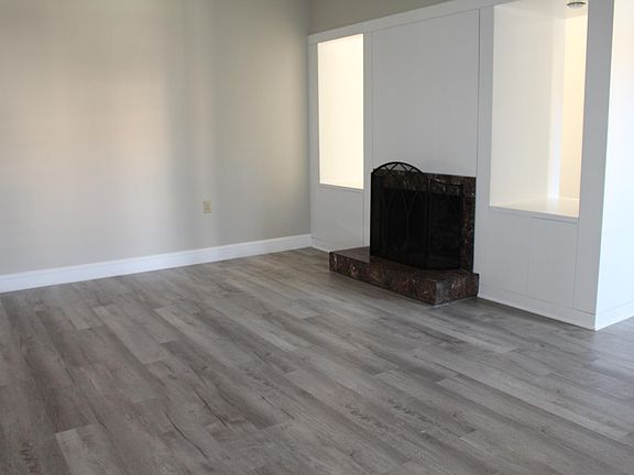 Family room w/fireplace.