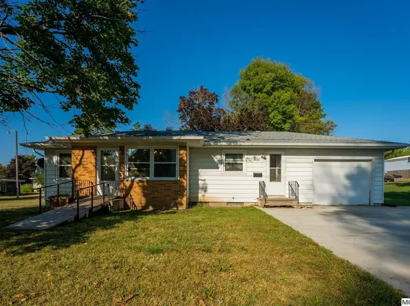 826 S 4th St, Forest City, IA 50436