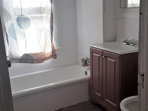 4th image of 863 E Delavan Ave