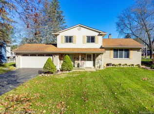 6733 Ellinwood Dr, White Lake, MI