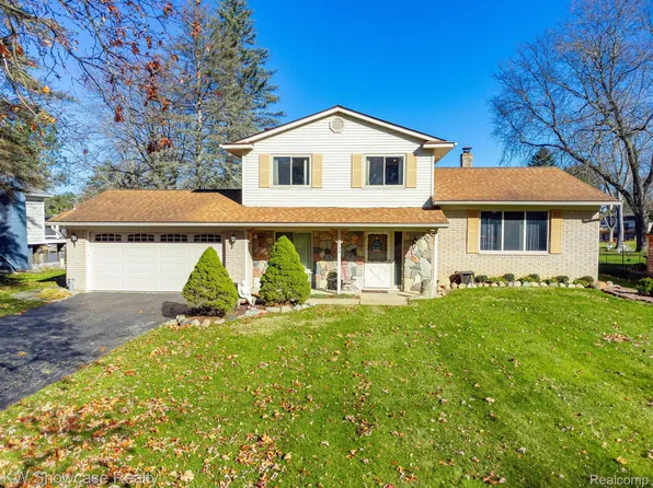 6733 Ellinwood Dr, White Lake, MI 48383