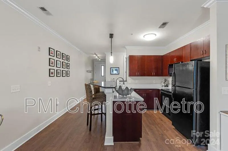 2 bed, 1.0 bath, 809 sqft, $1,595 — Photo 4