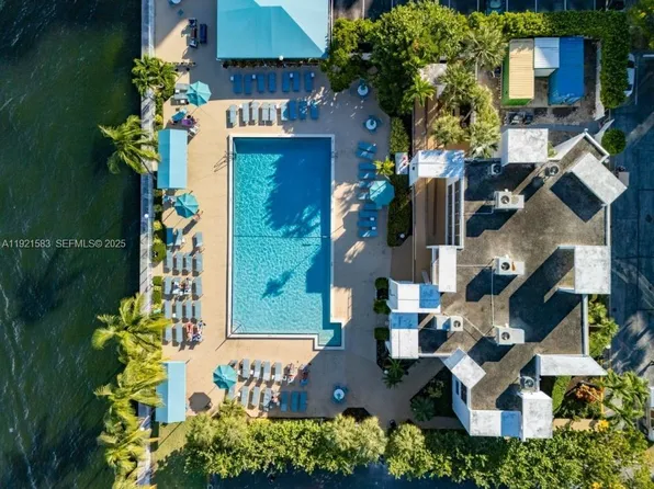 1000 Parkview Dr APT 316, Hallandale, FL 33009