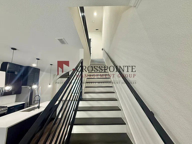 548 W Erwin St — Photo 15