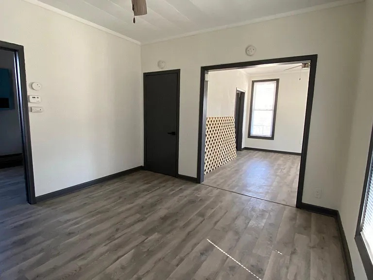 1424 E Broadway St — Photo 8