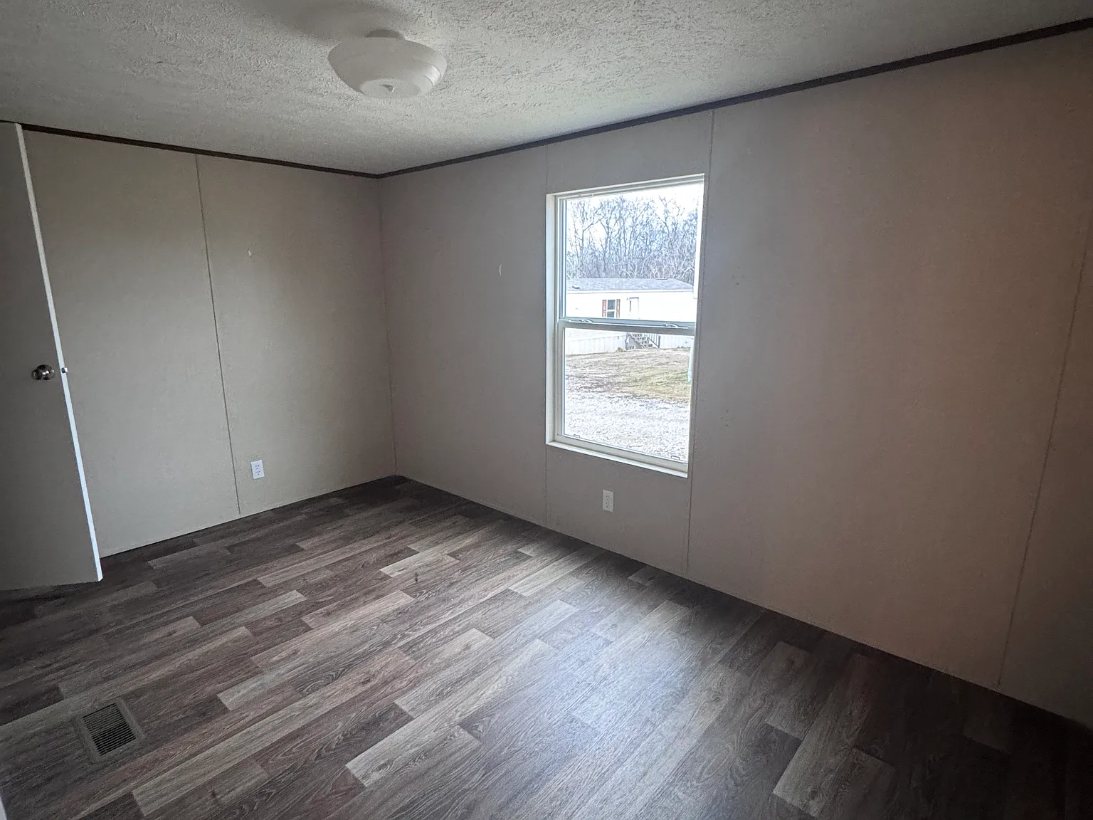 3 bed, 900 sqft, $950 — Photo 3