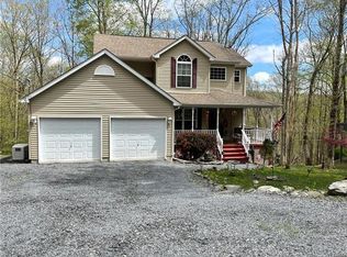 107 Essex Ct, Bushkill, PA 18324