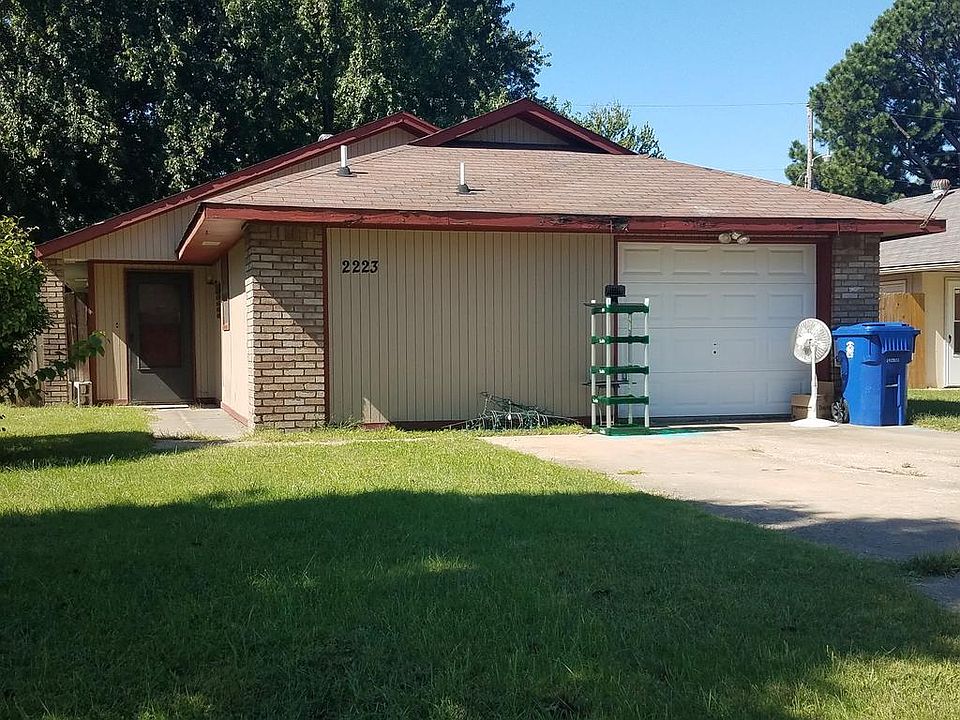 2nd image of 2223 Willow Ln