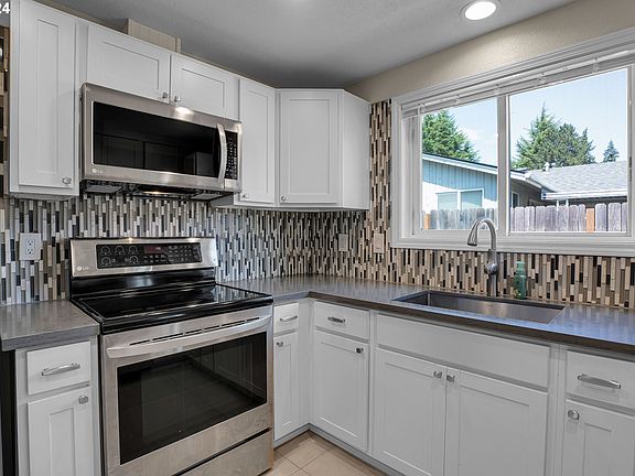 4th image of 1322 SE 28th Ave