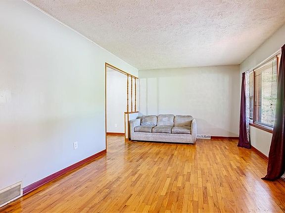 3rd image of 4905 Oakland Ave