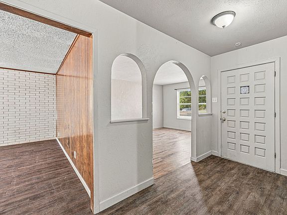 5th image of 905 Meadowlark Ln