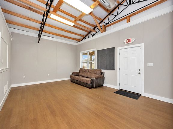 3rd image of 27423 Thach Rd