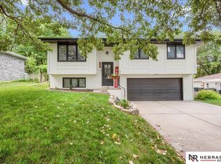 5615 Hallcliffe Ct, Lincoln, NE 68516