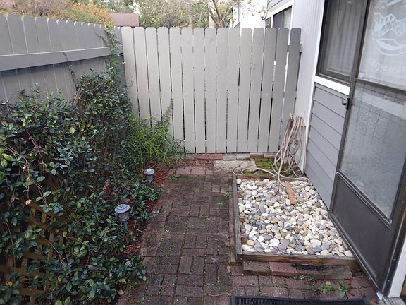 Front garden with foot bath
