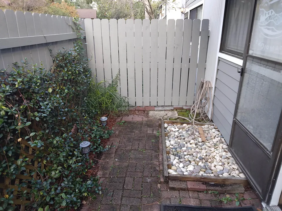 Front garden with foot bath