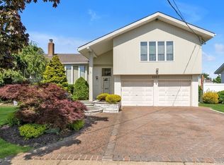 2897 Harbor Rd, Merrick, NY 11566