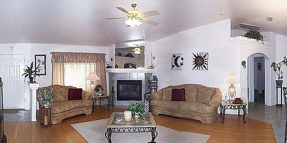 Livingroom w/fireplace