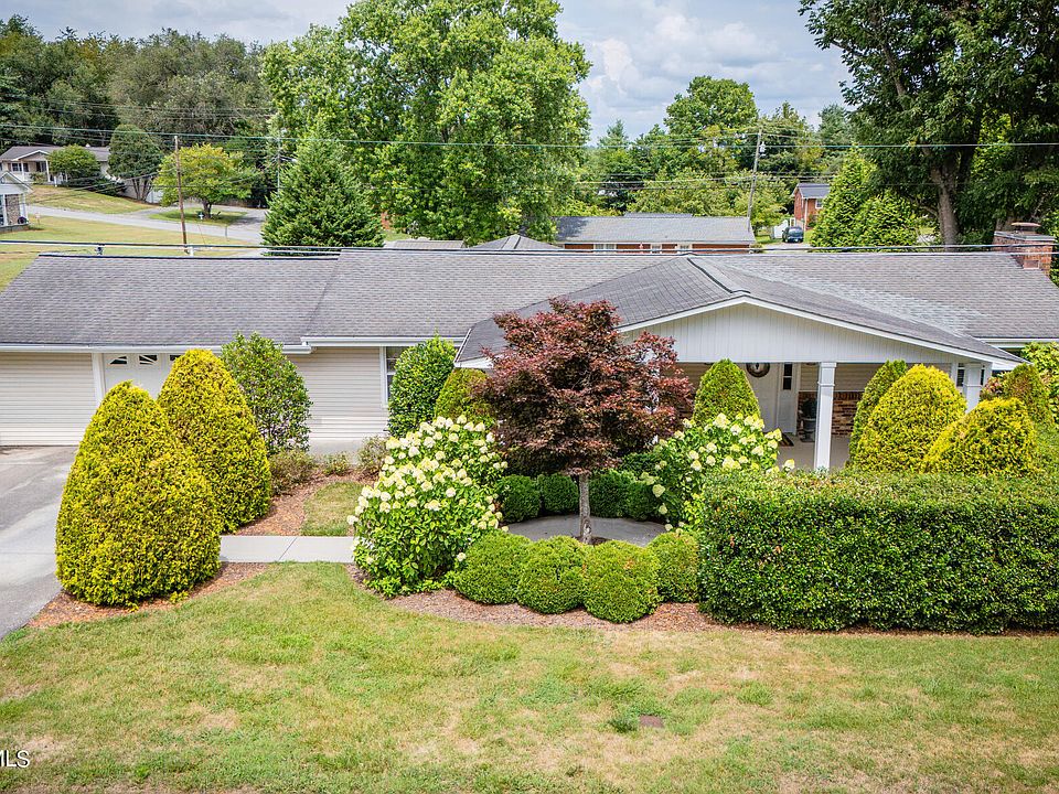 1st image of 206 Tremont Ln