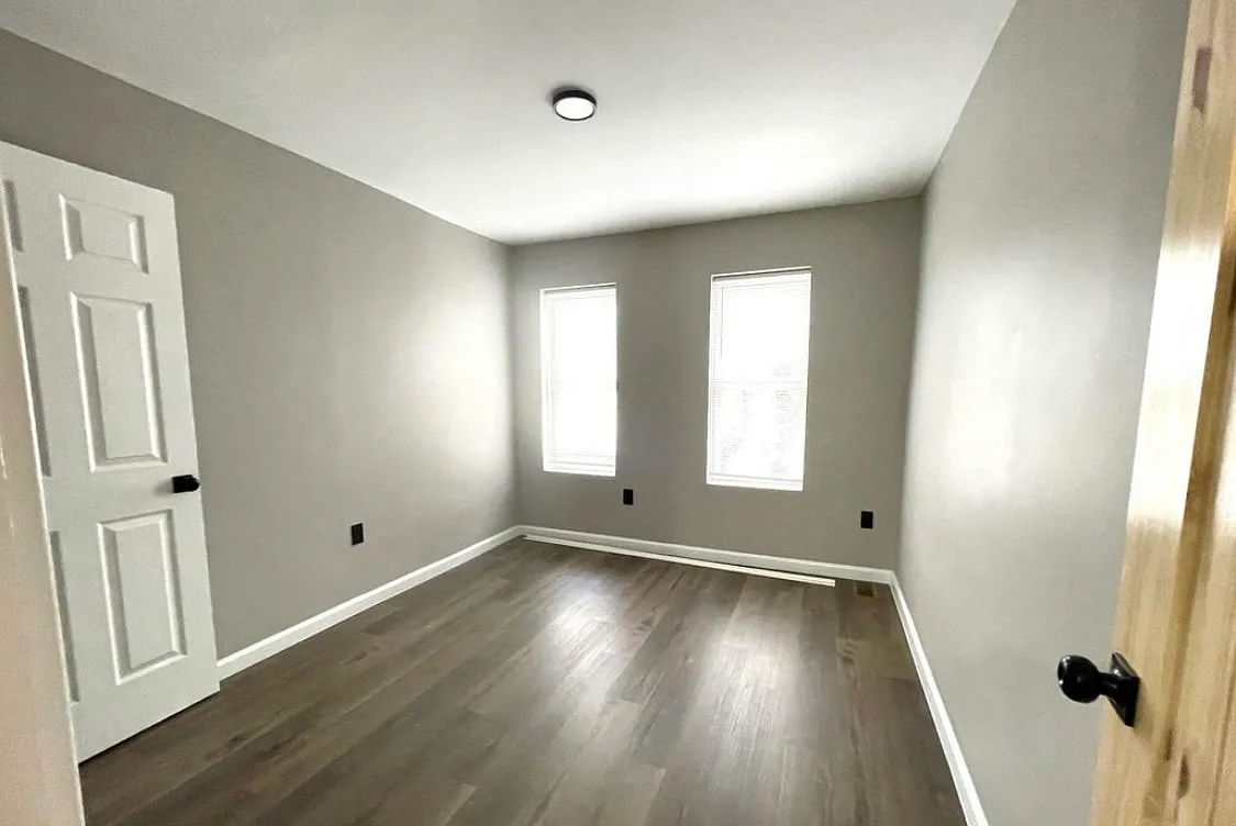 2122 Moore St — Photo 2