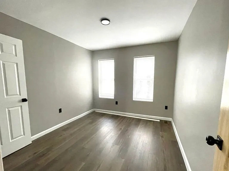 2122 Moore St #1 — Photo 2