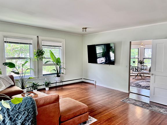 LR has access to both the kitchen and the large foyer