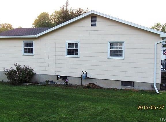 The L section of this ranch shows how deep it is. It's almost as if the master suite has it's own wi