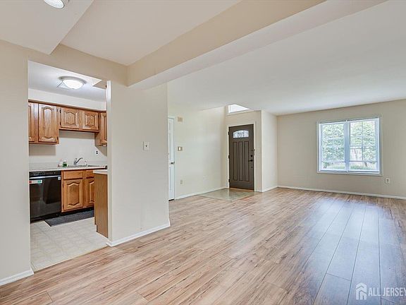 5th image of 906 Montague Ave