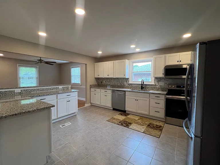 2725 Greendale Ave — Photo 9