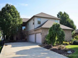 37564 Huron Pointe Dr, Harrison Township, MI 48045