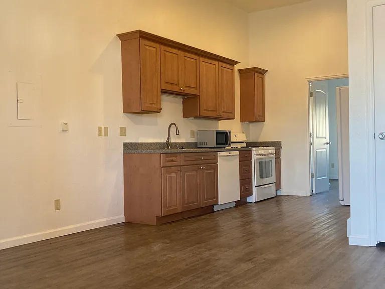 210 NW 5th St — Photo 5