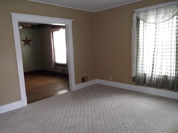 4th image of 834 S Walnut St