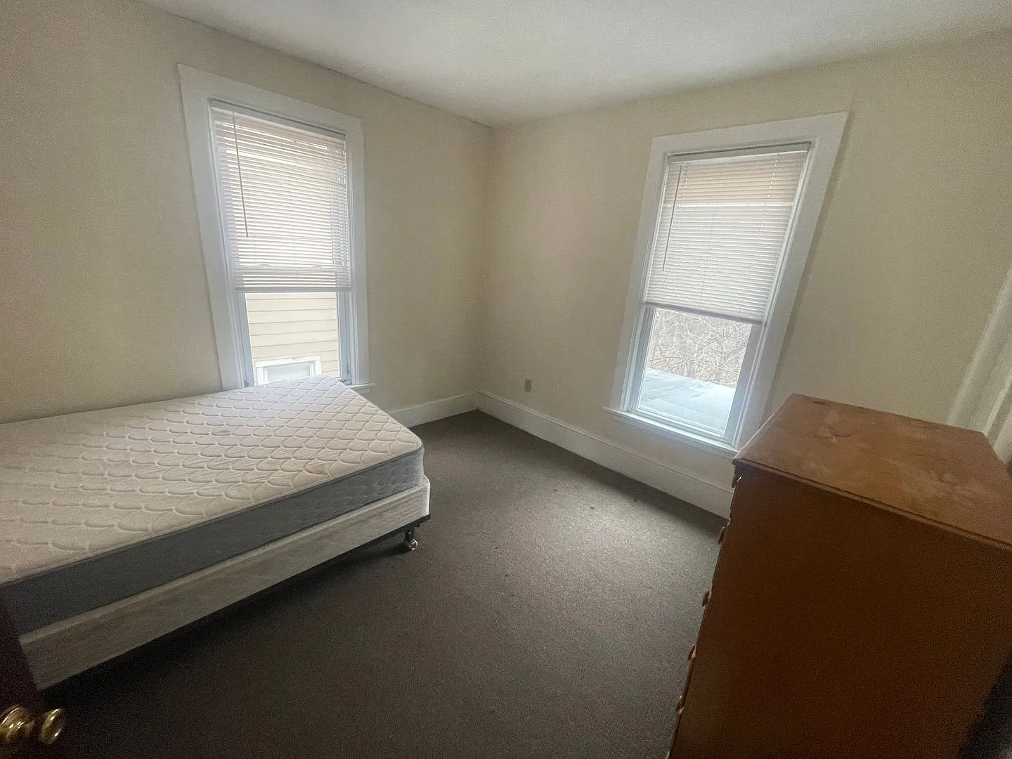 215 Giles St — Photo 4