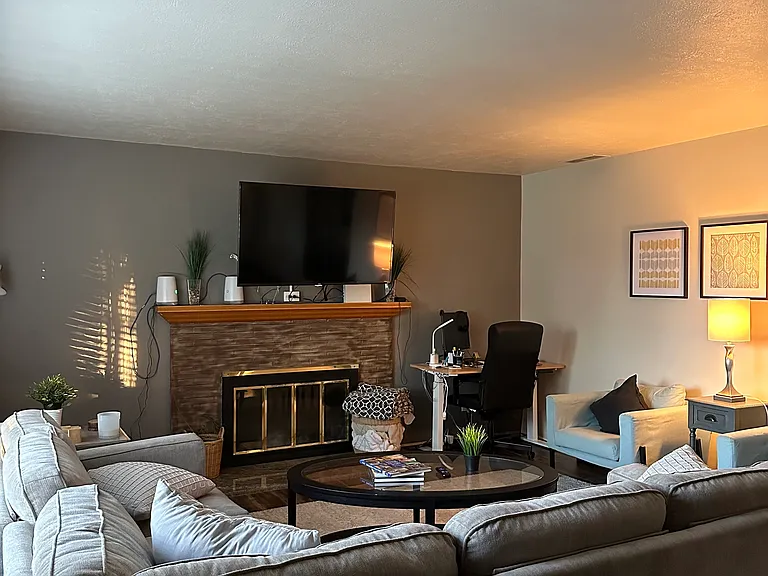 903 W Linden St — Photo 2