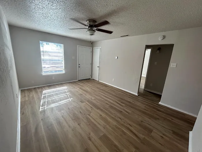 2 bed, 1.0 bath, 742 sqft, $1,100 — Photo 2