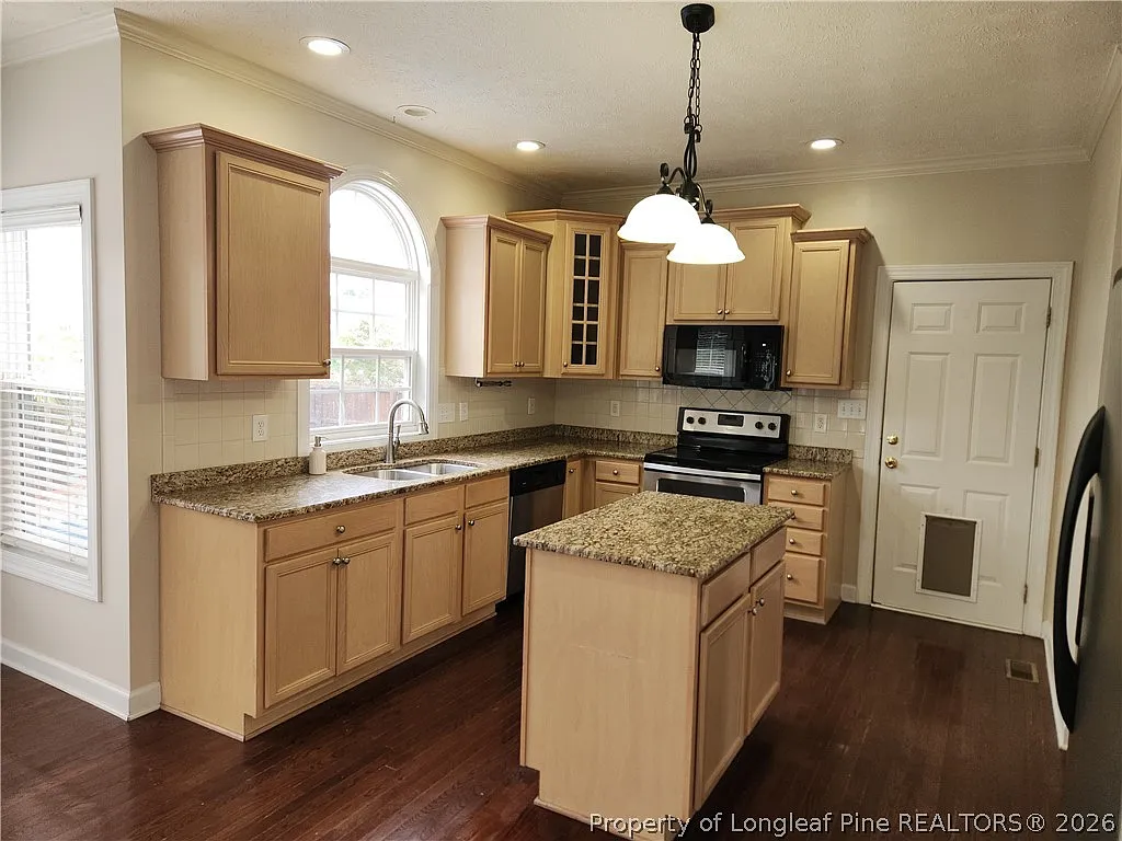 4 bed, 2.5 bath, 2603 sqft, $2,400 — Photo 4