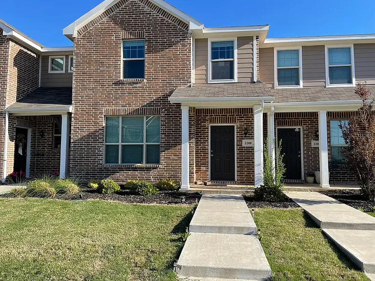 2208 Davenport Dr — Photo 2