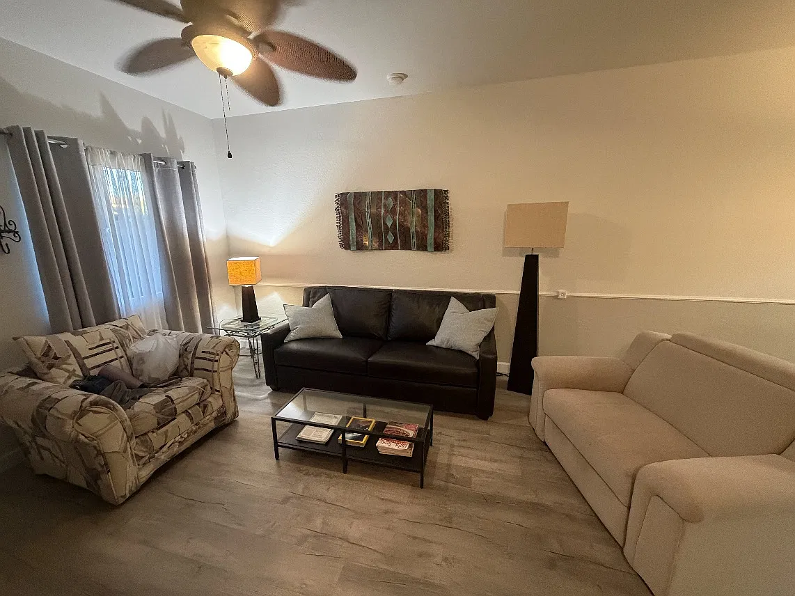 537 S Delaware Dr — Photo 2