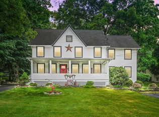 73 Cragmere Rd, Airmont, NY 10901