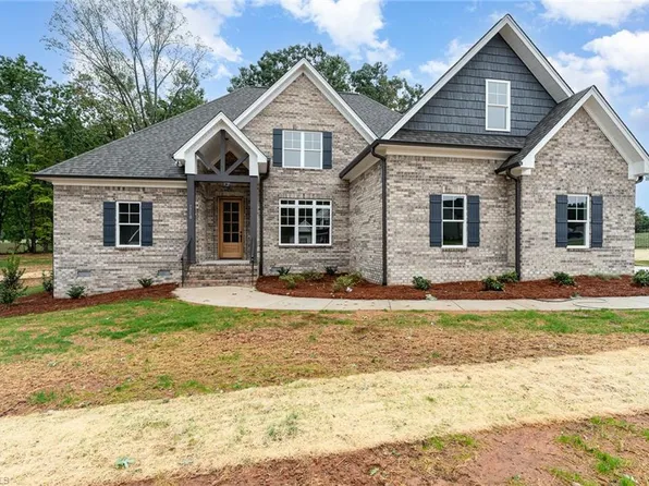 7710 Dovefield Dr, Stokesdale, NC 27357