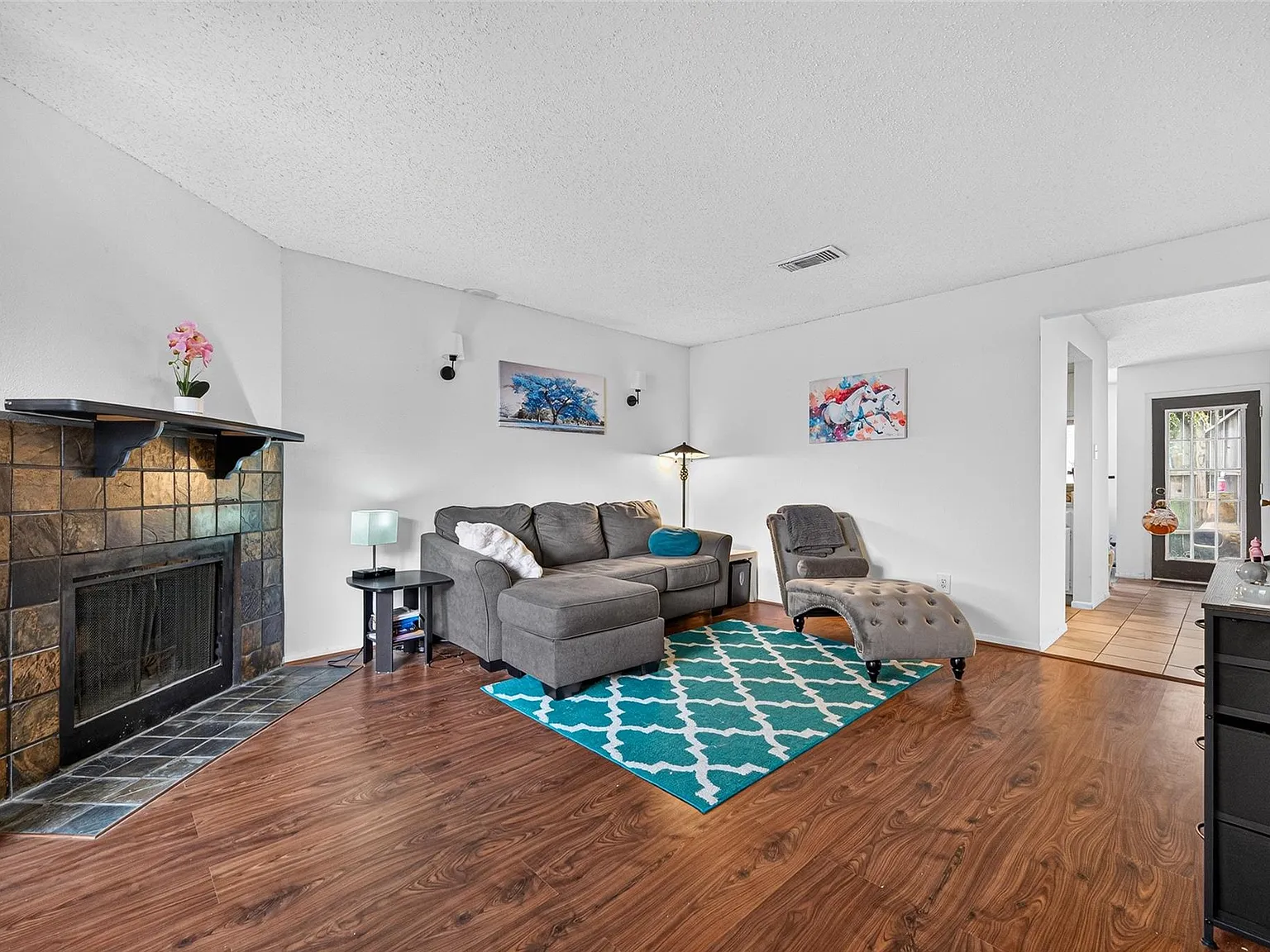 2 bed, 1.5 bath, 1166 sqft, $1,300 — Photo 4